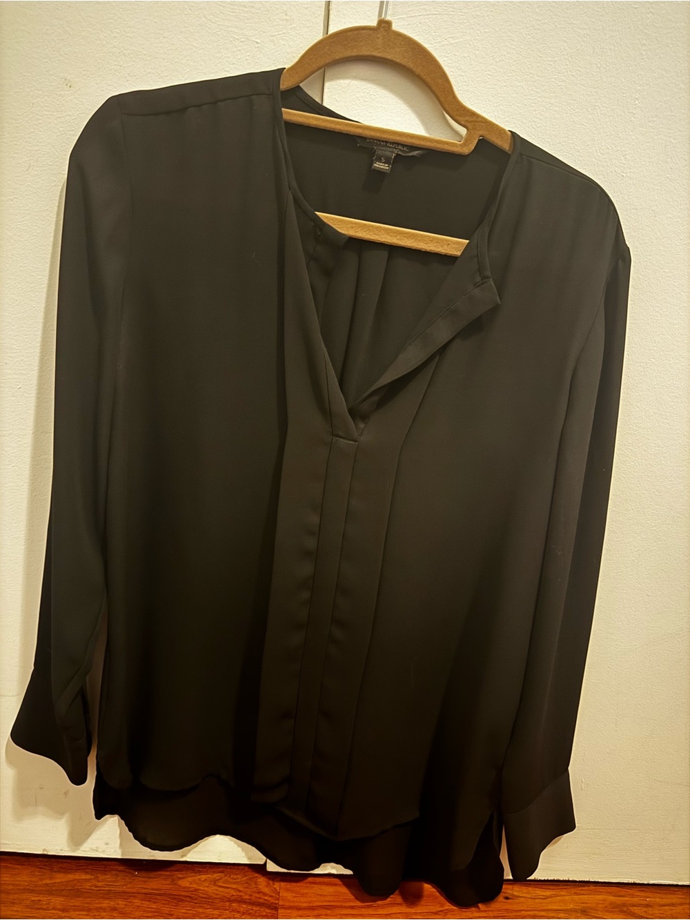 Banana Republic Black V-Neck Long Sleeve Blouse